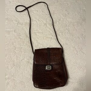 Vintage Looking Brown leather cross body bag 
Good condition